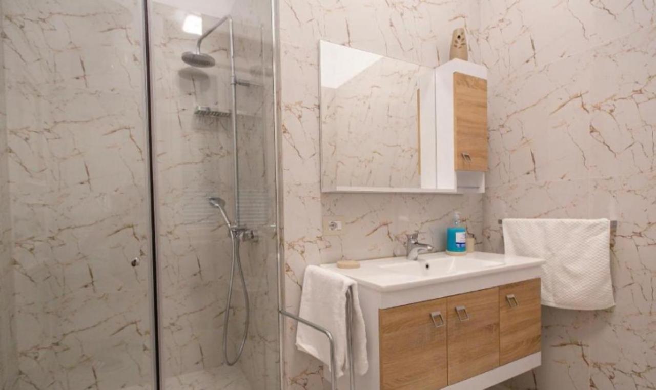 Vila Ferdinand Modern Rooms In Tirana'S Center Bagian luar foto